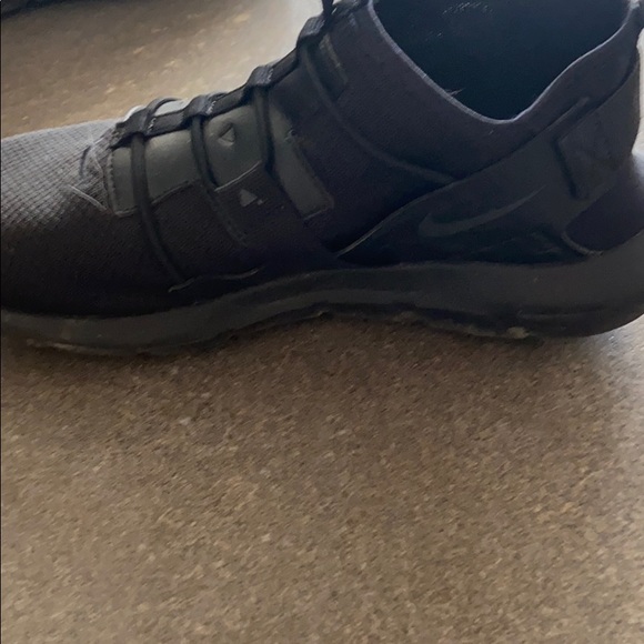 Nike black womens shoes - Picture 3 of 4